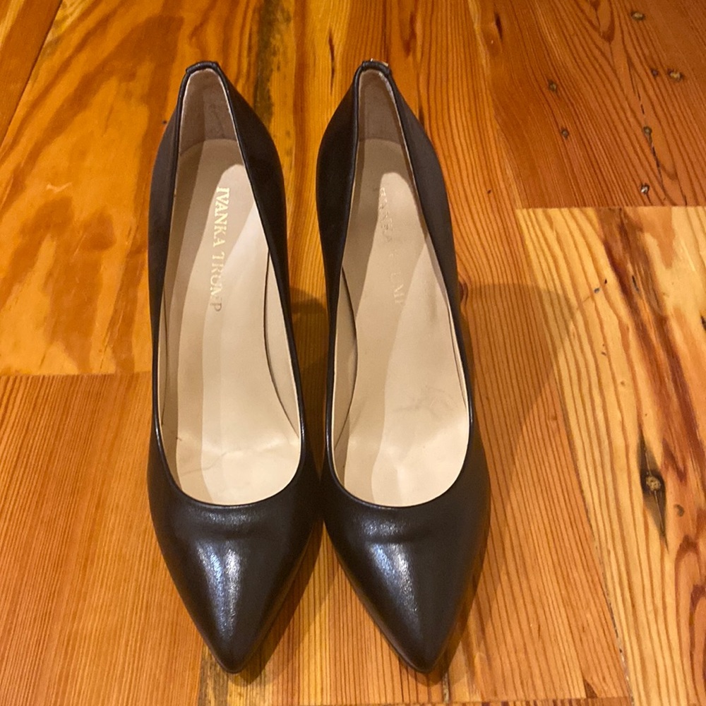 Ivanka Trump black heels 7.5